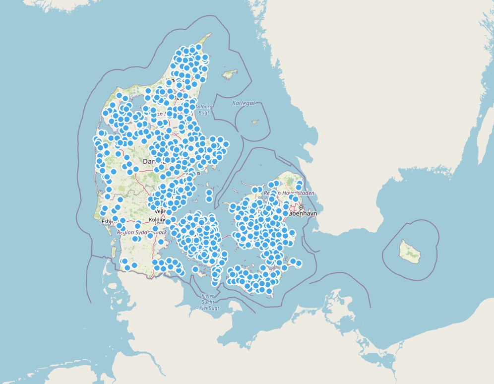 Kort over Danmark med mere end 700 blå prikker der hver repræsenterer en herregård.