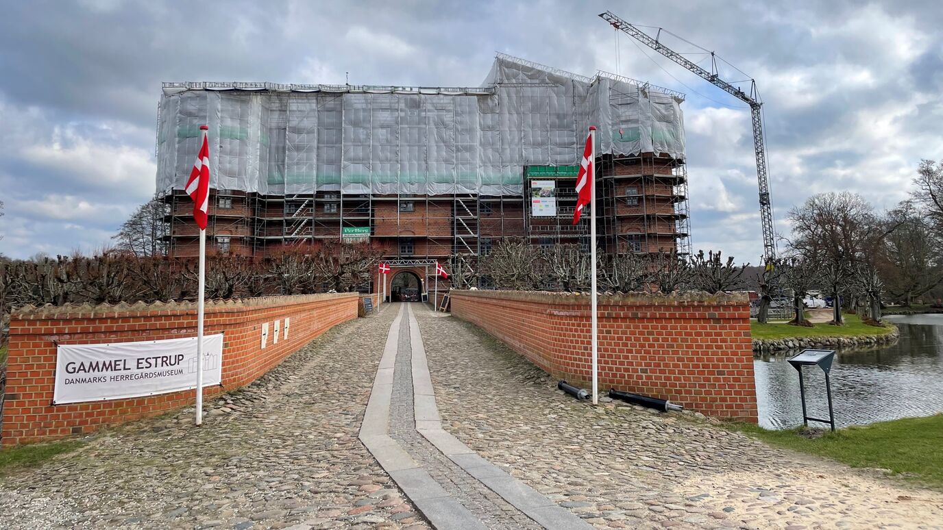 Herregården Gammel Estrup dækket ind i stillads.