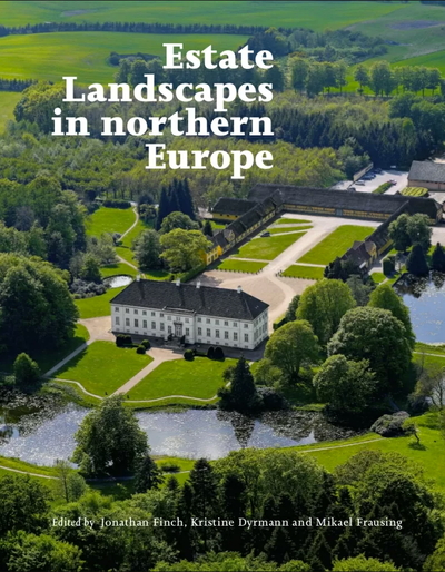 Forsideillustration til bogen Estate Landscapes in northern Europe. Forsideillustration viser et luftfoto af herregården Krengerup med hvidkalket hovedbygning og trelænget avlsgård i bindingsværk og landskabet omkring herregården.