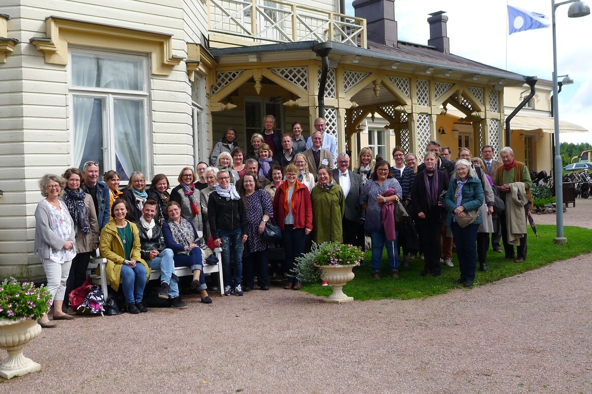 Gruppebillede af deltagere til Nordisk Slots- og Herregårdssymposium i Finland 2016. Gruppe står foran bygning.