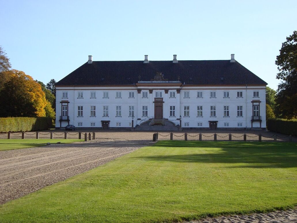 Herregården Krengerup set fra gårdsplads.