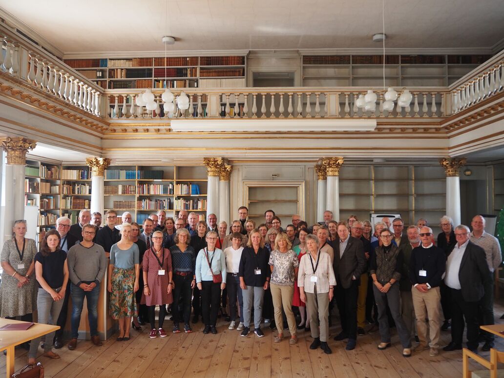 Gruppebillede af deltagere til Nordisk Slots- og Herregårdssymposium 2019 i Harsdorffsalen i København.
