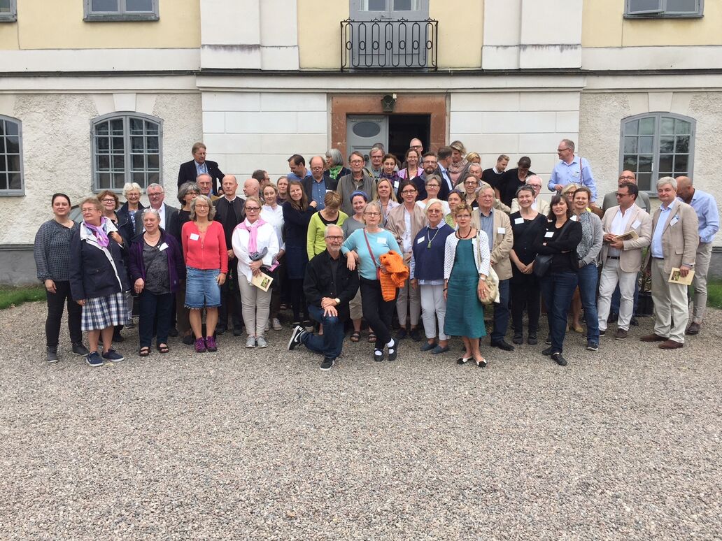 Gruppebillede af deltagere til Nordisk Slots- og Herregårdssymposium 2018 foran historisk bygning.
